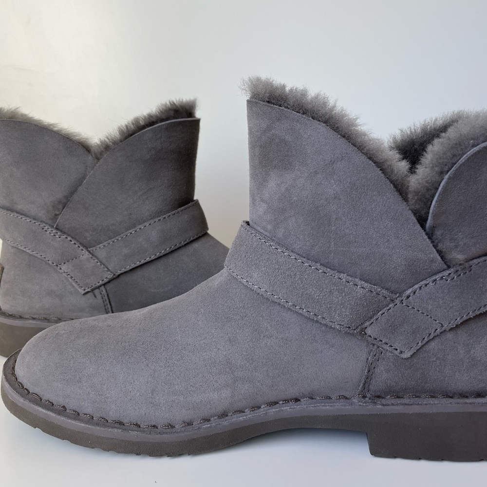 UGG Australia Grey Zariyah Ankle Water Repellent Boots/Booties size 7